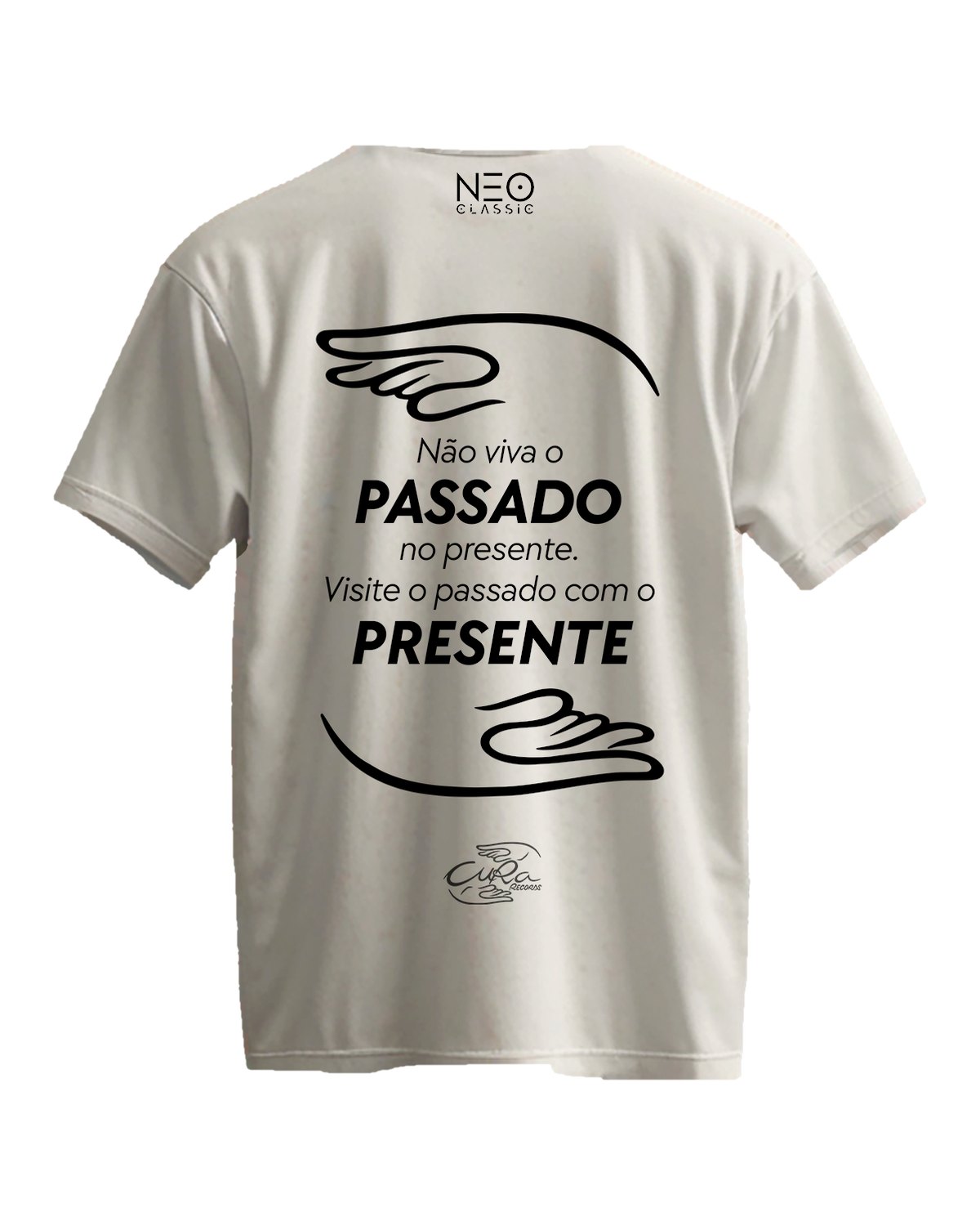 Costas da camiseta “Não viva o passado no presente”, off-white, com a estampa
