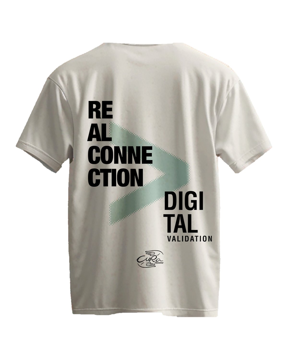 Costas da camiseta “Real connection > digital validation”, off-white, com a estampa